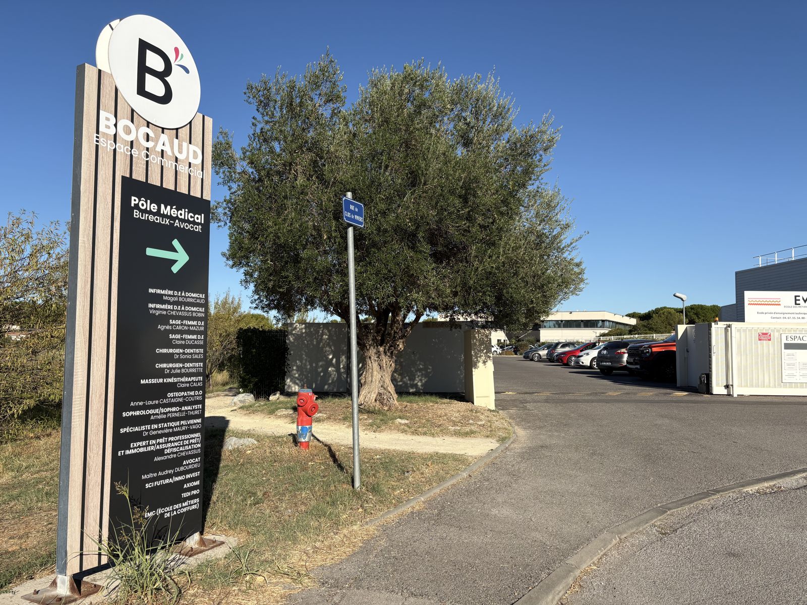 Accès parking et façade du bâtiment